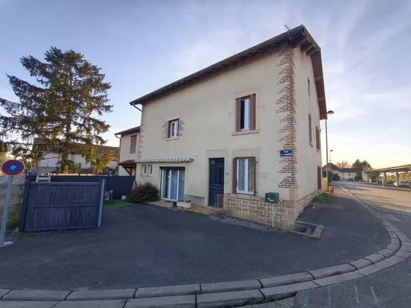 MAISON DE VILLAGE AVEC JARDIN PRIVATIF COEUR DE VONNAS