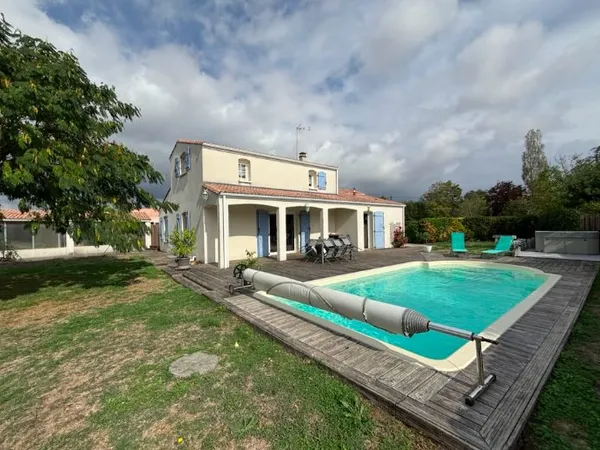 Pavillon 3 chambres ,piscine ,environnement calme , bien entrete