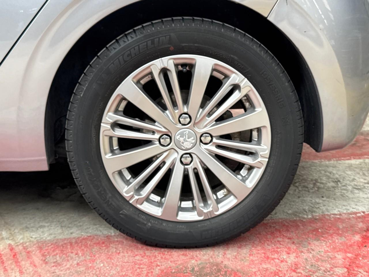 Peugeot 208 1.2 puretech 110ch e6.c allure s&s 5p — photo 11