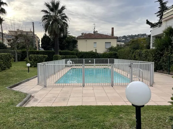 Appartement avec piscine près du centre ville en location saisonnière : Tarif indiqué à titre inform
