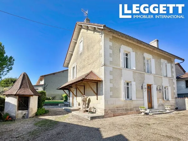 Grande maison de village de 4 chambres, avec grange, puits et vaste jardin arboré. Proche des commer