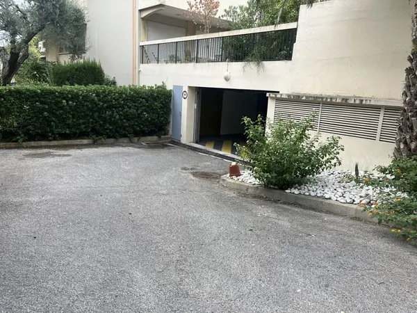 GOLFE JUAN - CENTRE VILLE - GRAND GARAGE A LOUER