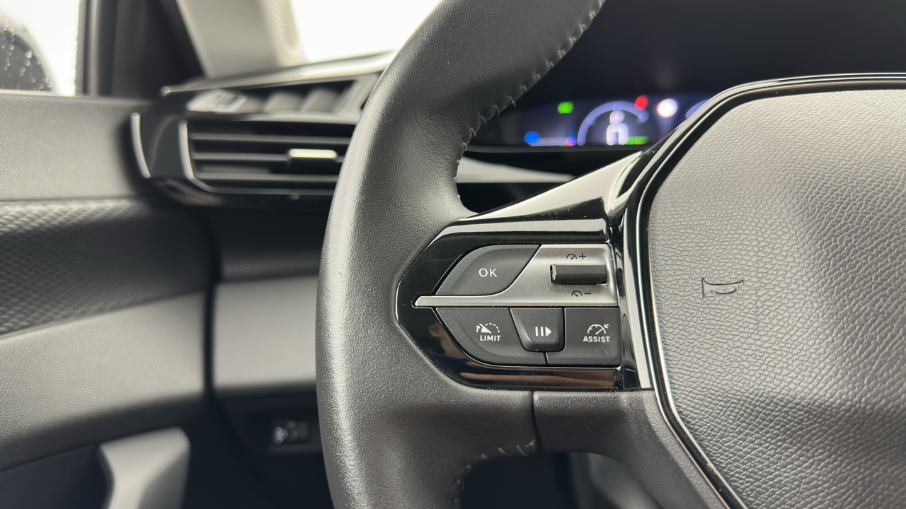 Peugeot 308 SW PHEV 180 e-EAT8 — photo 13