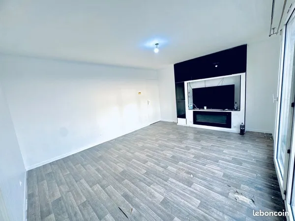 Chambre à louer +un salon
