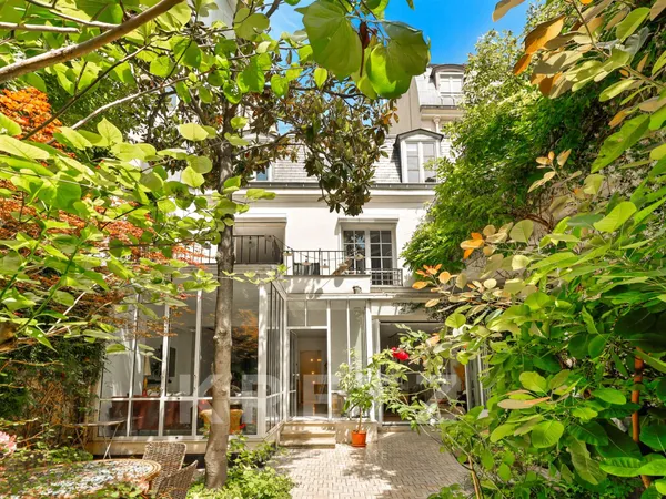 Hotel Particulier familial avec grand jardin dans le quartier des Ternes