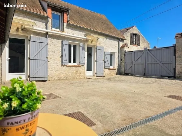 Maison en pierre avec dépendances