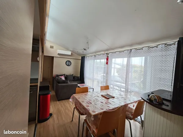 Loue MH climatisé à 50m de la plage des Ayguades à Gruissan. 3 ch, 2 salles d'eau wc, salon séjour a
