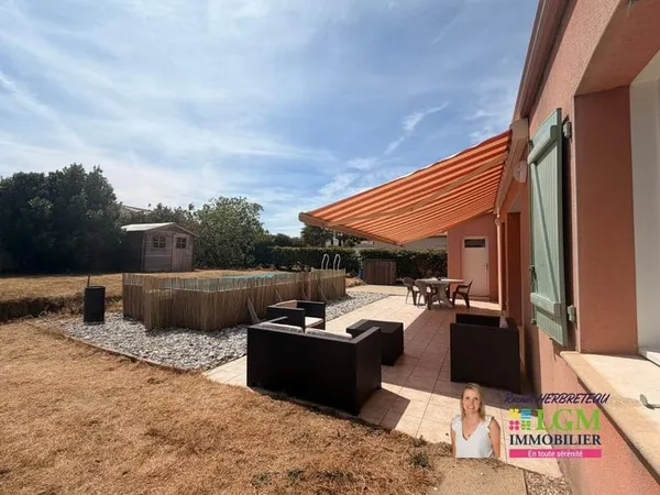 Maison À Vendre de 88 m² - 2 chambres - Terrain 881 m² - Piscine - Grand garage