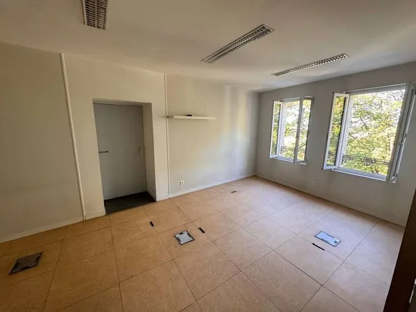 ANGOULÊME - BUREAUX à louer