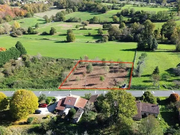 Terrain à bâtir avec permis de construire intégral. Excellent emplacement