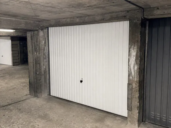 Grand parking fermé de 16 m² - Versailles boulevard du Roi