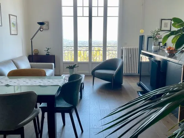 Superbe appartement dans immeuble iconique de Grasse