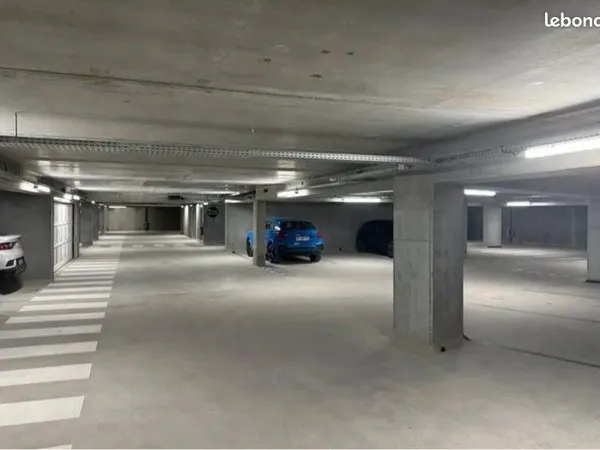 Parking privatif juste à côté des gares