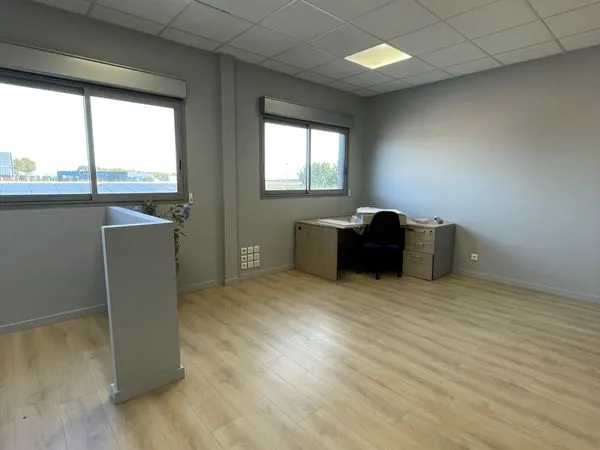 Local 560 m² Alixan