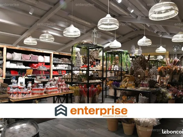 Local commercial 1 600 m²
