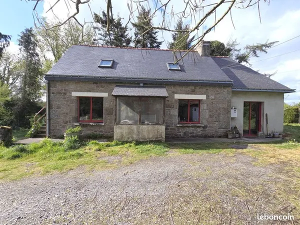 Maison avec dépendances + 13 hectares attenants| Glomel |