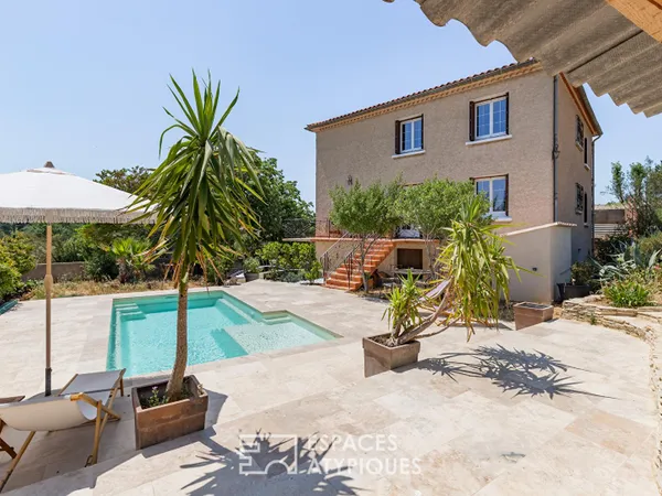Maison familiale rénovée avec piscine, garage et vue