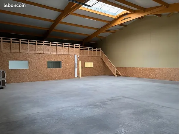 Local 280 m² SAINT JULIEN DE CONCELLES