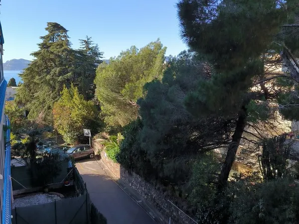 T1 traversant 31m2, cuisine séparée, terrasse, parking, cave