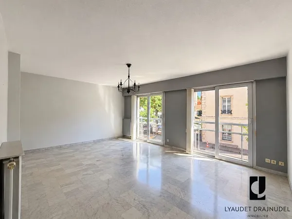 Appartement 116 m2 - 3 chambres - stationnement - Centre-ville de Roanne