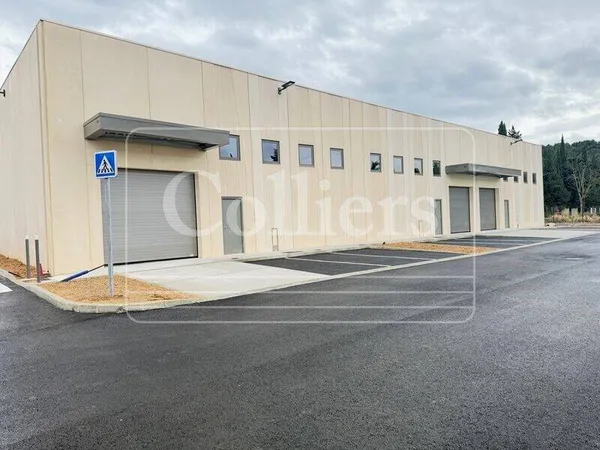 Entrepôt 609 m²