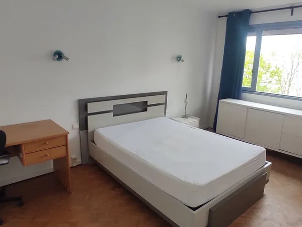 Chambre libre entièrement meublée dans une colocation de 3 personnes - Appartement de 5 pièces de 84