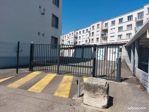 Garage 58 rue des Eaux-Claires