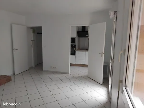 Studio meublé 27m2 refait à neuf centre ville avec parking terrasse cave accès train TER et commerce