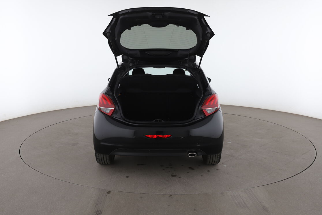 Peugeot 208 1.6 Blue-HDi GT Line — photo 15