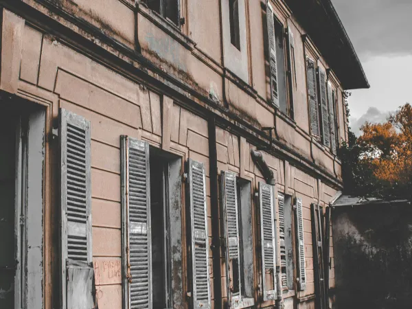 Bien sans maître : à qui appartient une maison abandonnée dont on ne connaît pas le propriétaire ? Le guide 2026
