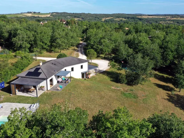 Maison de plain pied de 168 m² hab avec vue et piscine à 15 mn de Cahors