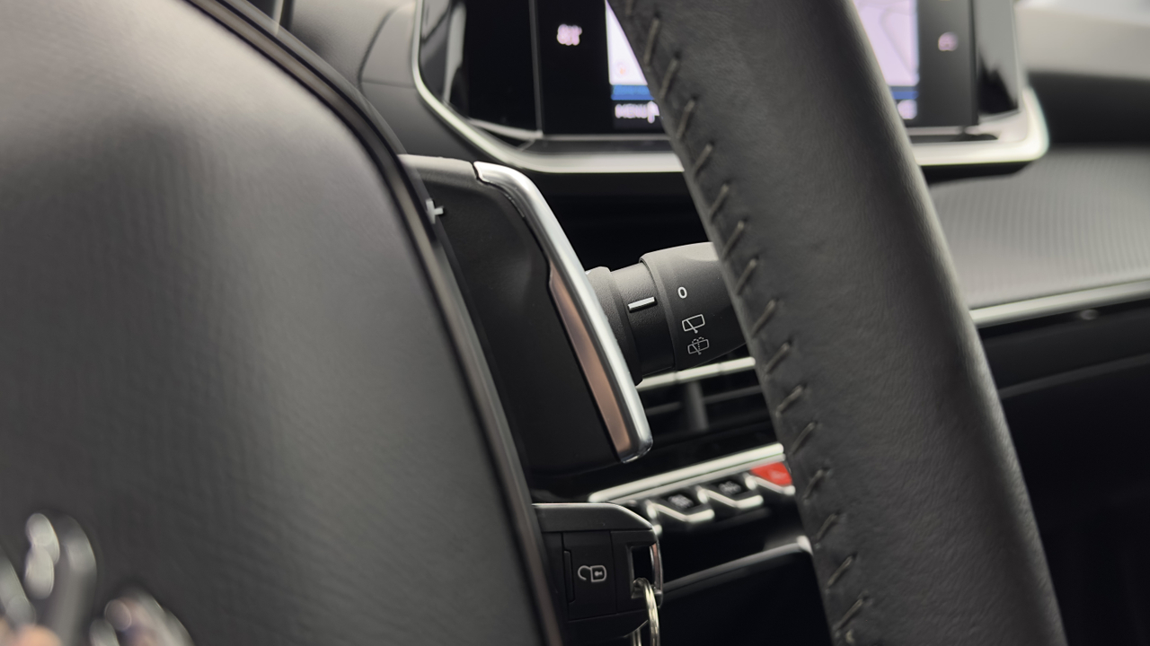 Peugeot 208 PureTech 100 S&amp;S EAT8 — photo 18