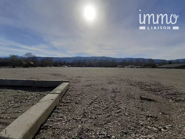 Terrain de 1000 m2 clôturé et sécurisé pour stockage