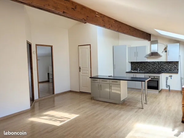 Emplacemet idéal / Immeuble avec 2 appartements et un local commercial