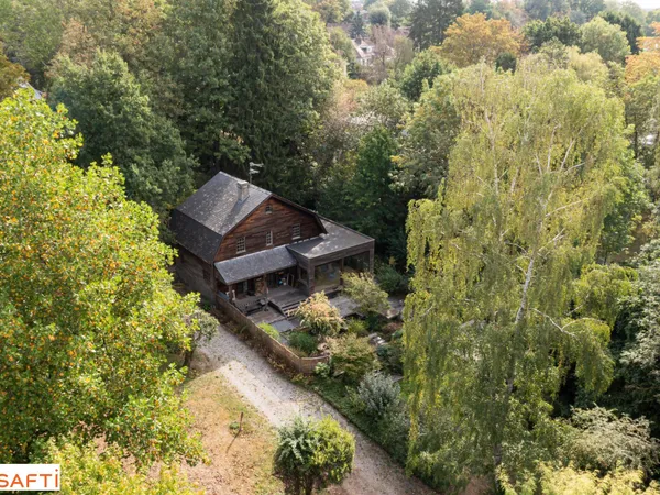 Propriété nichée au sein d'un parc arboré de 5565 m2