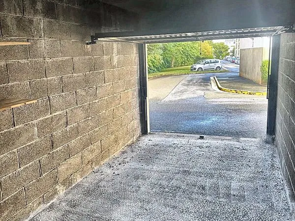 🚗 Garage box fermé 15 m² - Laval centre-ville