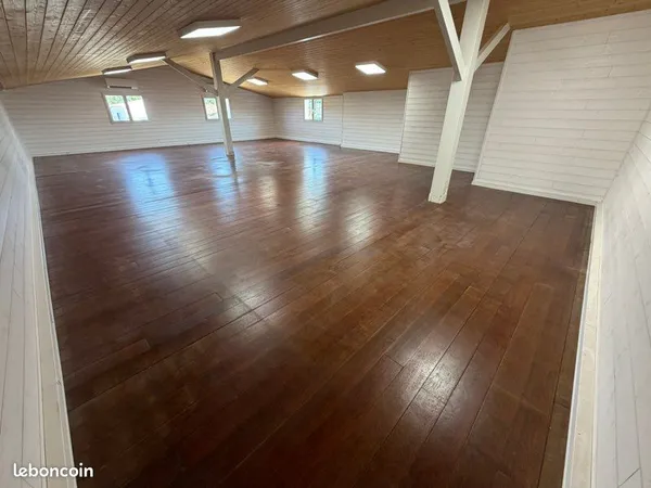 À louer à Saint-Jean-d'Illac - Local professionnel de 124 m²