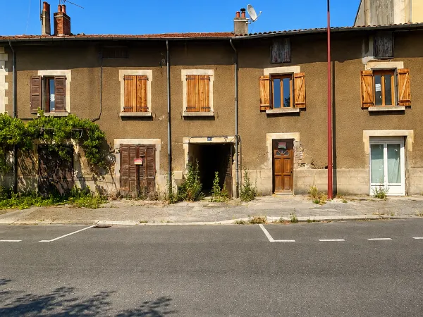 Ensemble de 2 maisons mitoyennes à rénover avec terrain constructible de 7 000 m²