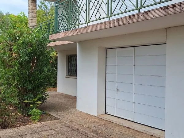 Charmante maison d'architecte 5 pièces, 145m2 bien située à Mérignac, garage double, dépendance, jar