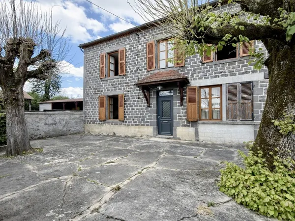 Maison de maître avec beau potentiel et dépendances à Luzilla