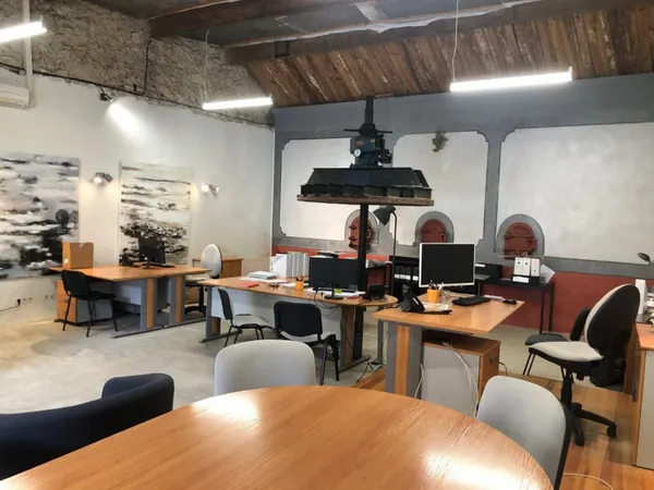 Local commercial 1 pièce 77 m²