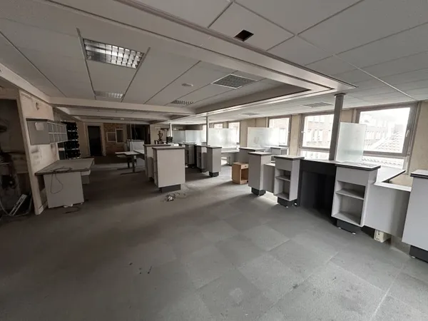 Local commercial 8 pièces 307 m²