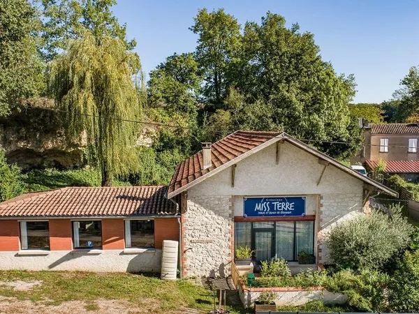 Maison en pierre atypique "coup de coeur"