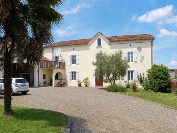 Maison de caractère louée à Labatut-Rivière
