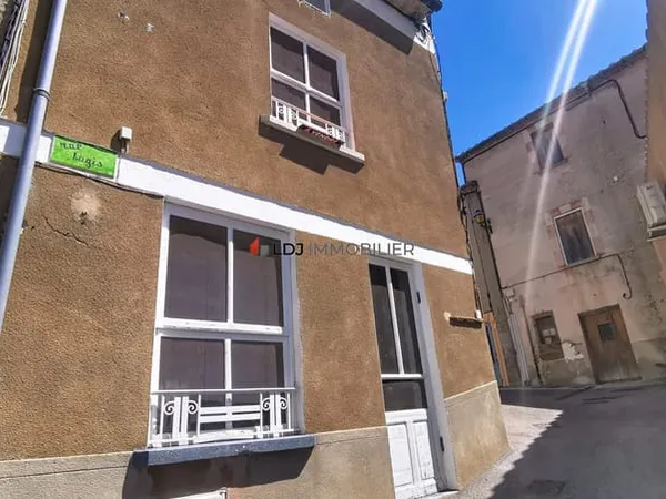 Maison de village 82 m2 plus terrain 3740 m2