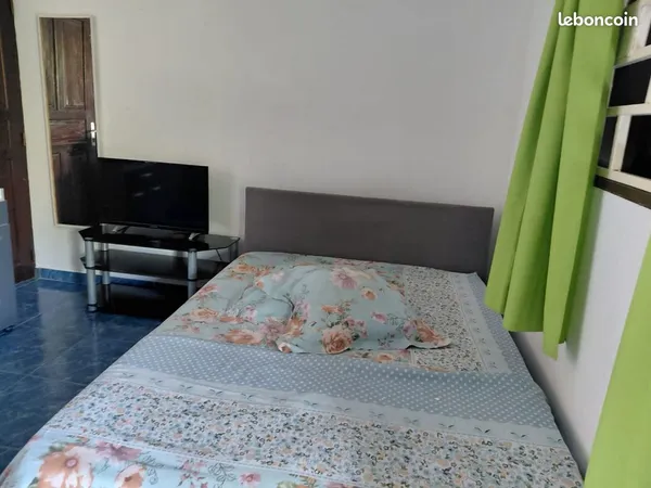 à louer à kourou - chambre meublée, climatisée - 450 tout compris
