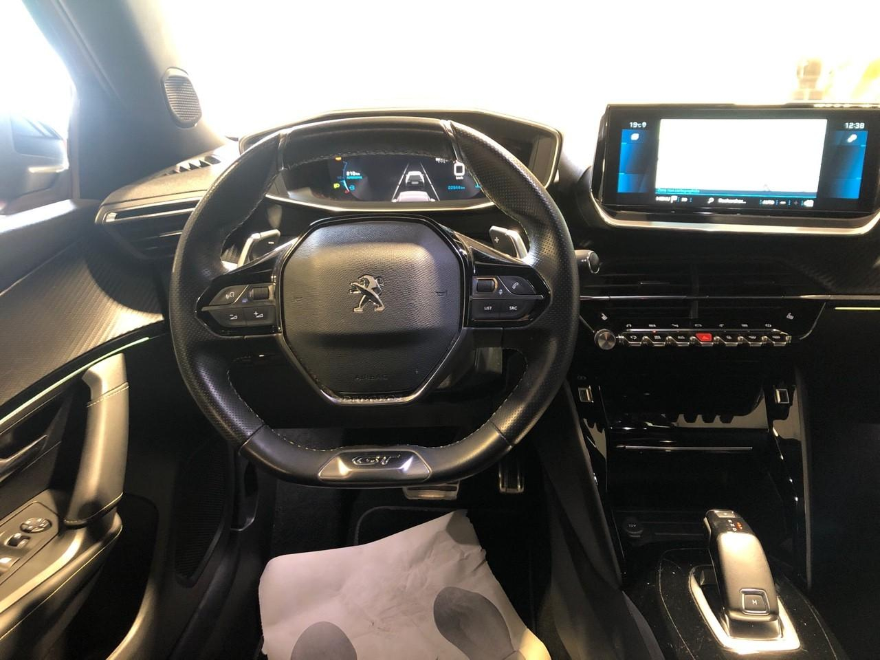 Peugeot 2008 puretech 130 s&s eat8 gt pack — photo 12