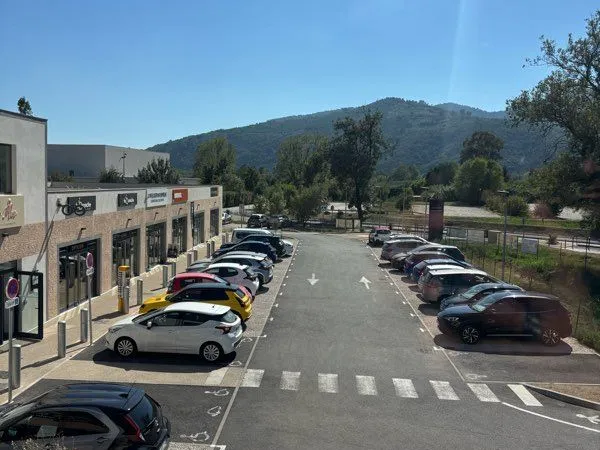 La roquette , commerce 110m + terrasse + materiel