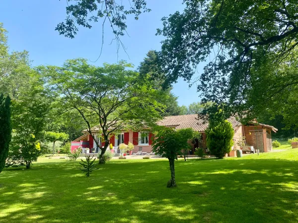 Maison de PLAIN PIED avec garage, carport et terrain attenant