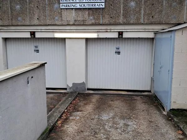 Vend place de parking sous terrain dans quartier résidentiel privé avec portail électrique et vidéo 